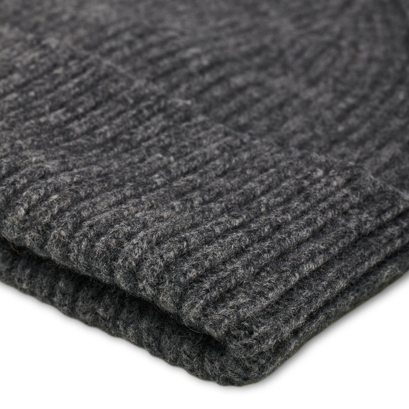 Maille du BONNET CLASSIQUE MED GREY en gros plan macro, tricotée par Robert Mackie of Scotland