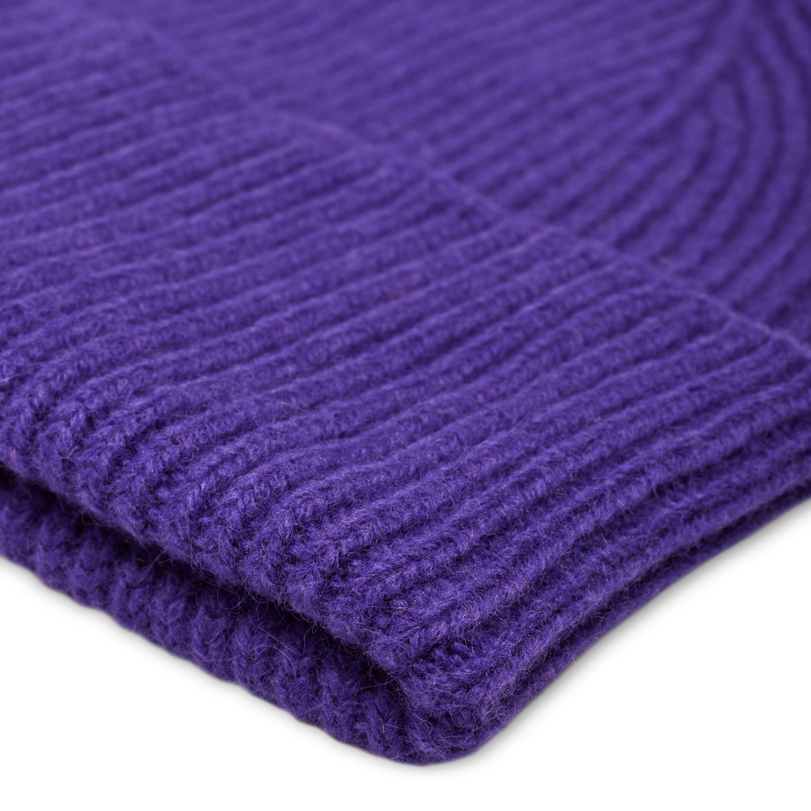 Maille du BONNET CLASSIQUE PURPLE HAZE en gros plan macro, tricotée par Robert Mackie of Scotland