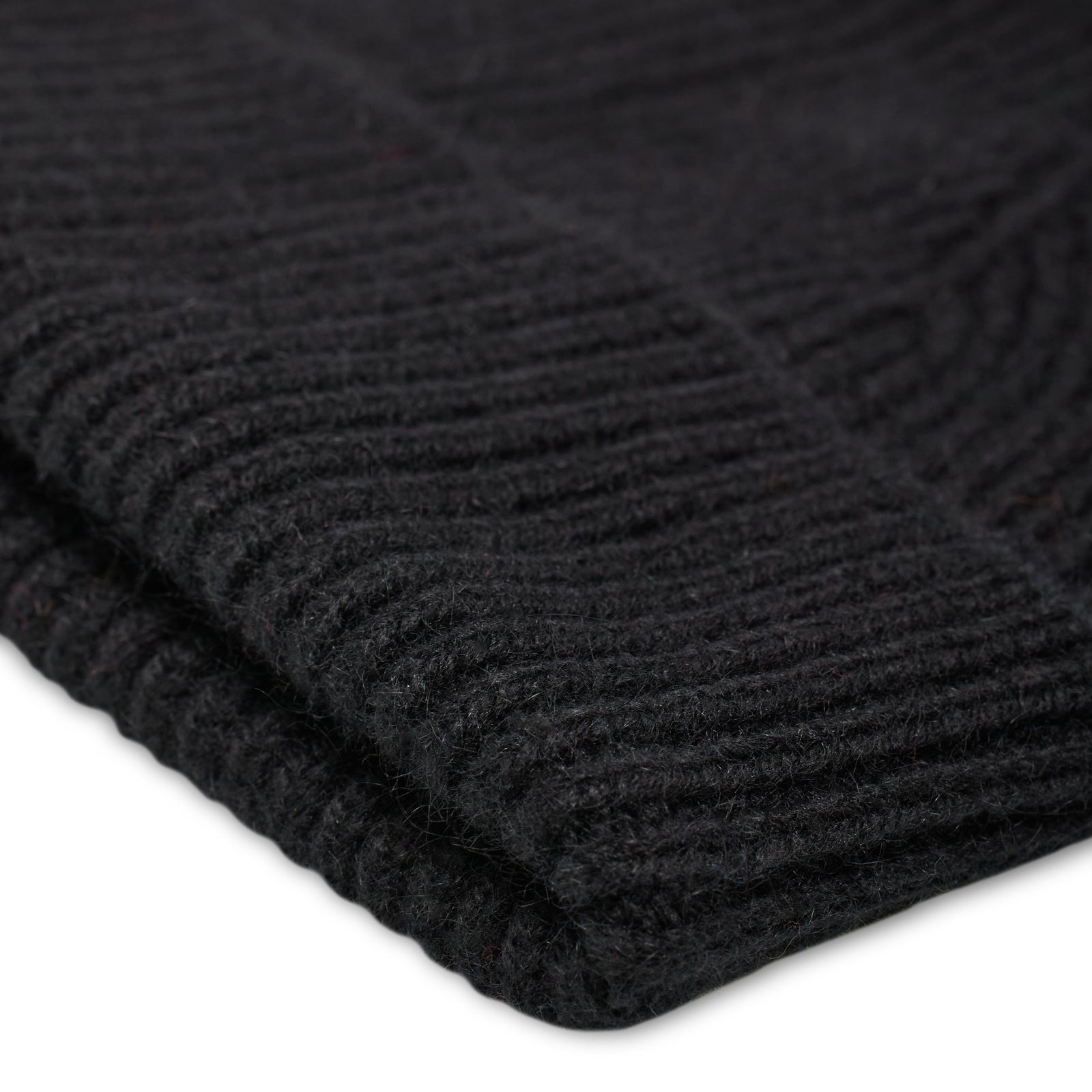 Maille du BONNET CLASSIQUE BLACK en gros plan macro, tricotée par Robert Mackie of Scotland