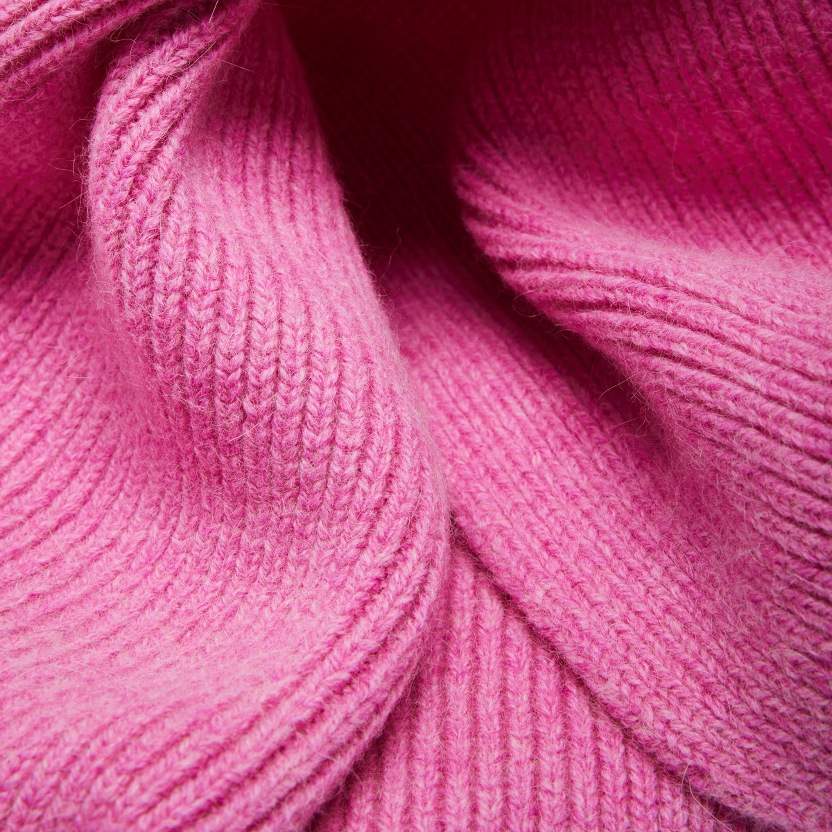 Maille de l'ÉCHARPE CLASSIQUE MACKIE FONDANT en gros plan macro, tricotée par Robert Mackie of Scotland