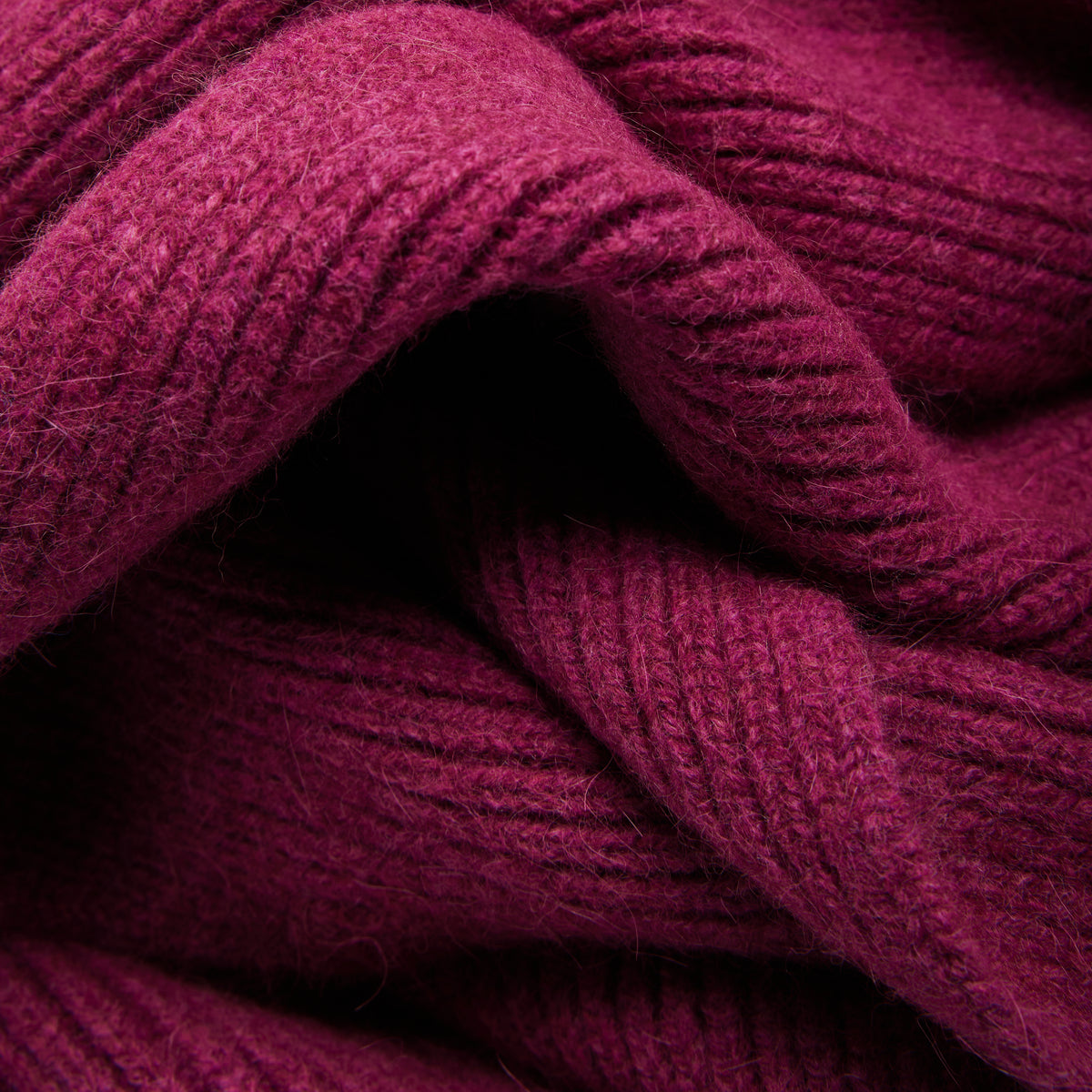 Maille de l'ÉCHARPE CLASSIQUE MACKIE PLUM en gros plan macro, tricotée par Robert Mackie of Scotland