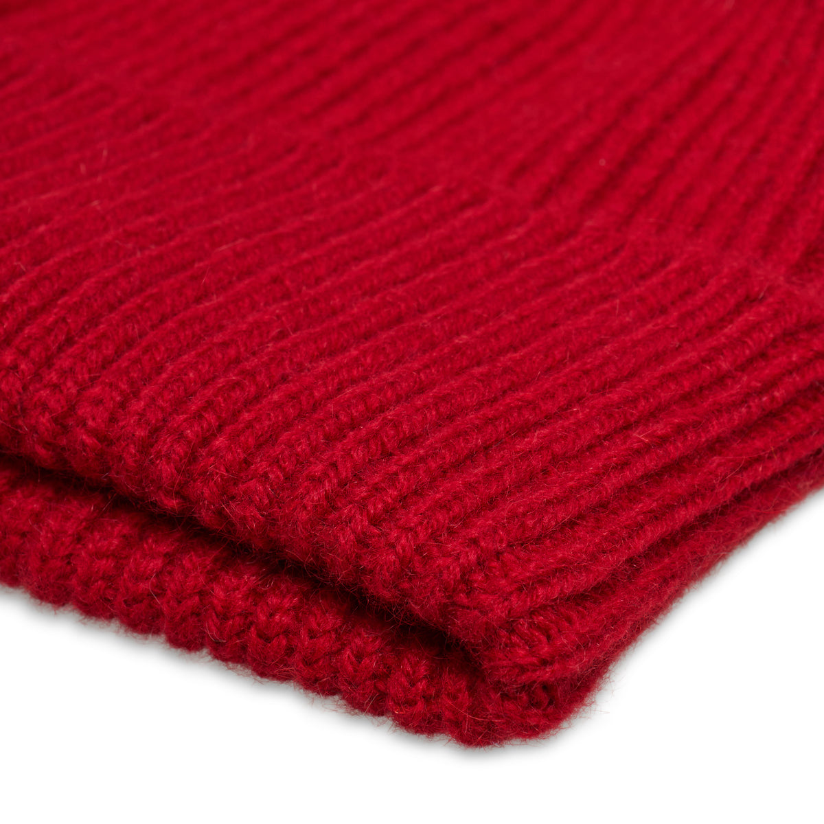 Maille du BONNET CLASSIQUE GARNET en gros plan macro, tricotée par Robert Mackie of Scotland