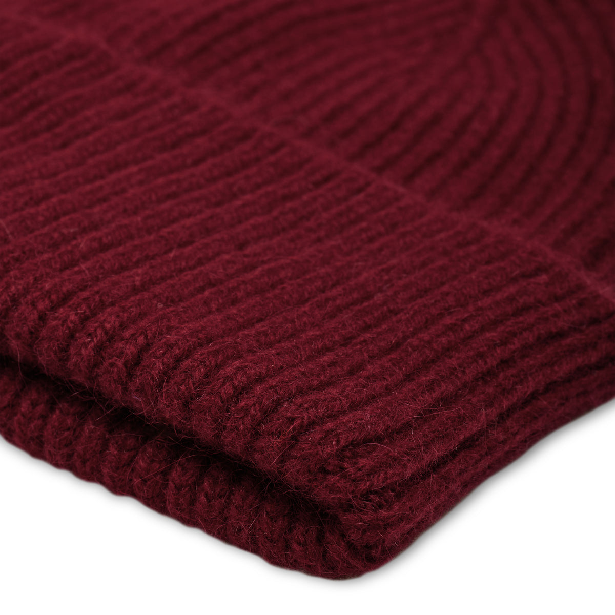 Maille du BONNET CARDIGAN BORDEAUX en gros plan macro, tricotée par Robert Mackie of Scotland