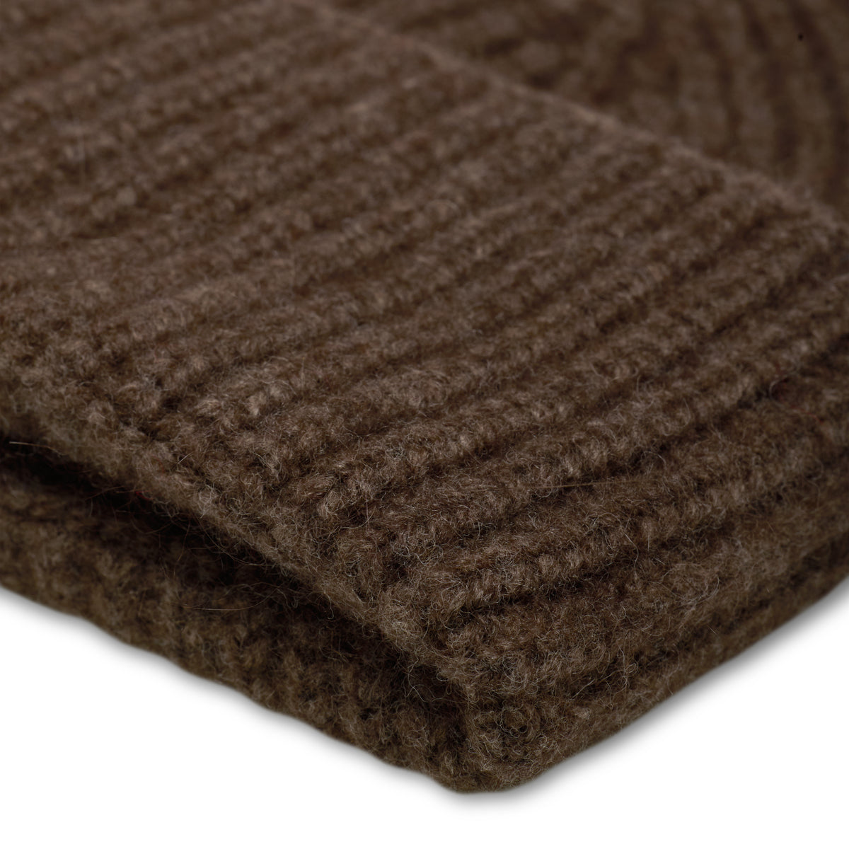 Maille du BONNET CARDIGAN MOCHA en gros plan macro, tricotée par Robert Mackie of Scotland
