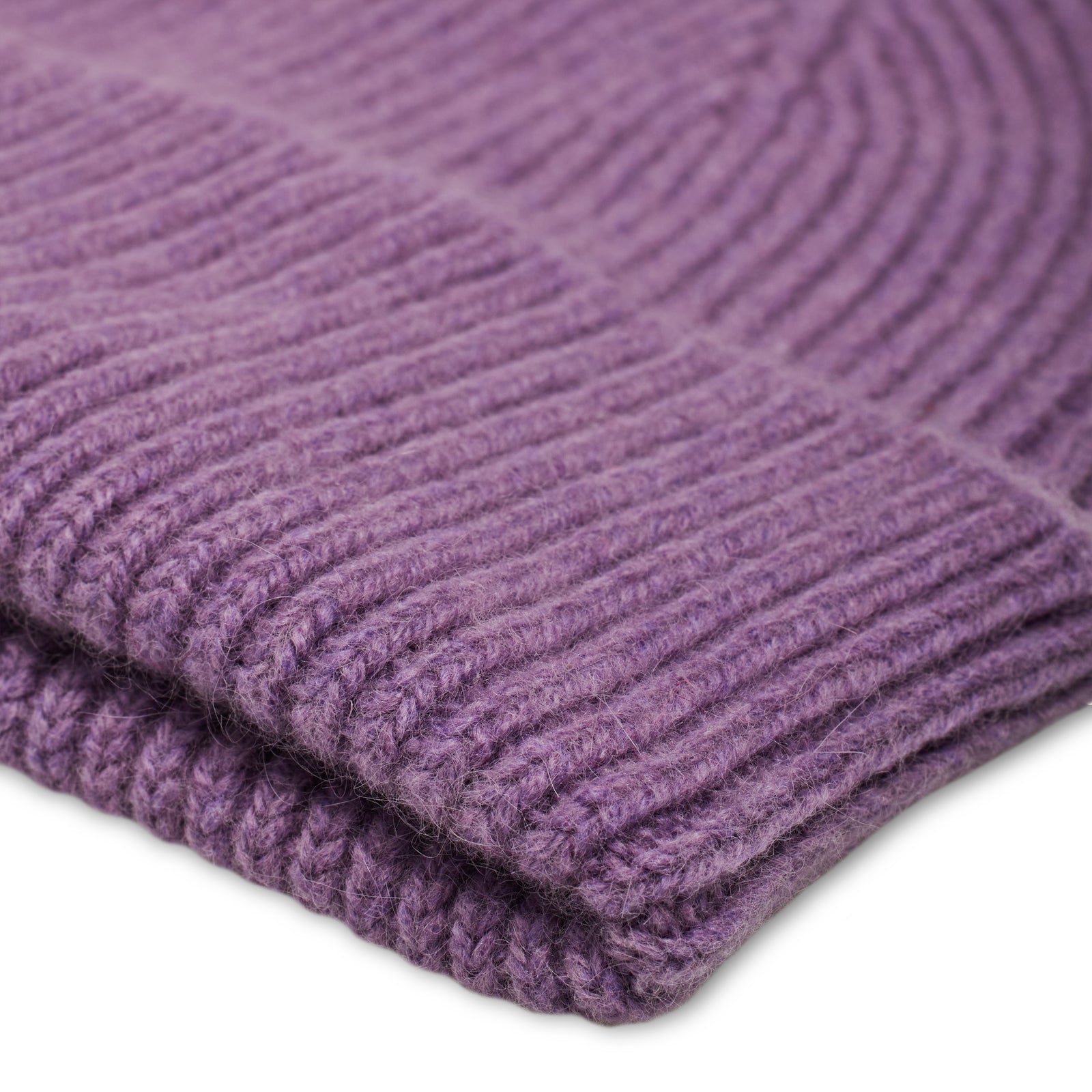 Maille du BONNET CLASSIQUE DUSTY LILAC en gros plan macro, tricotée par Robert Mackie of Scotland