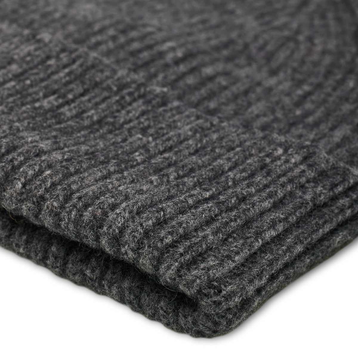 Maille du BONNET CLASSIQUE MED GREY en gros plan macro, tricotée par Robert Mackie of Scotland