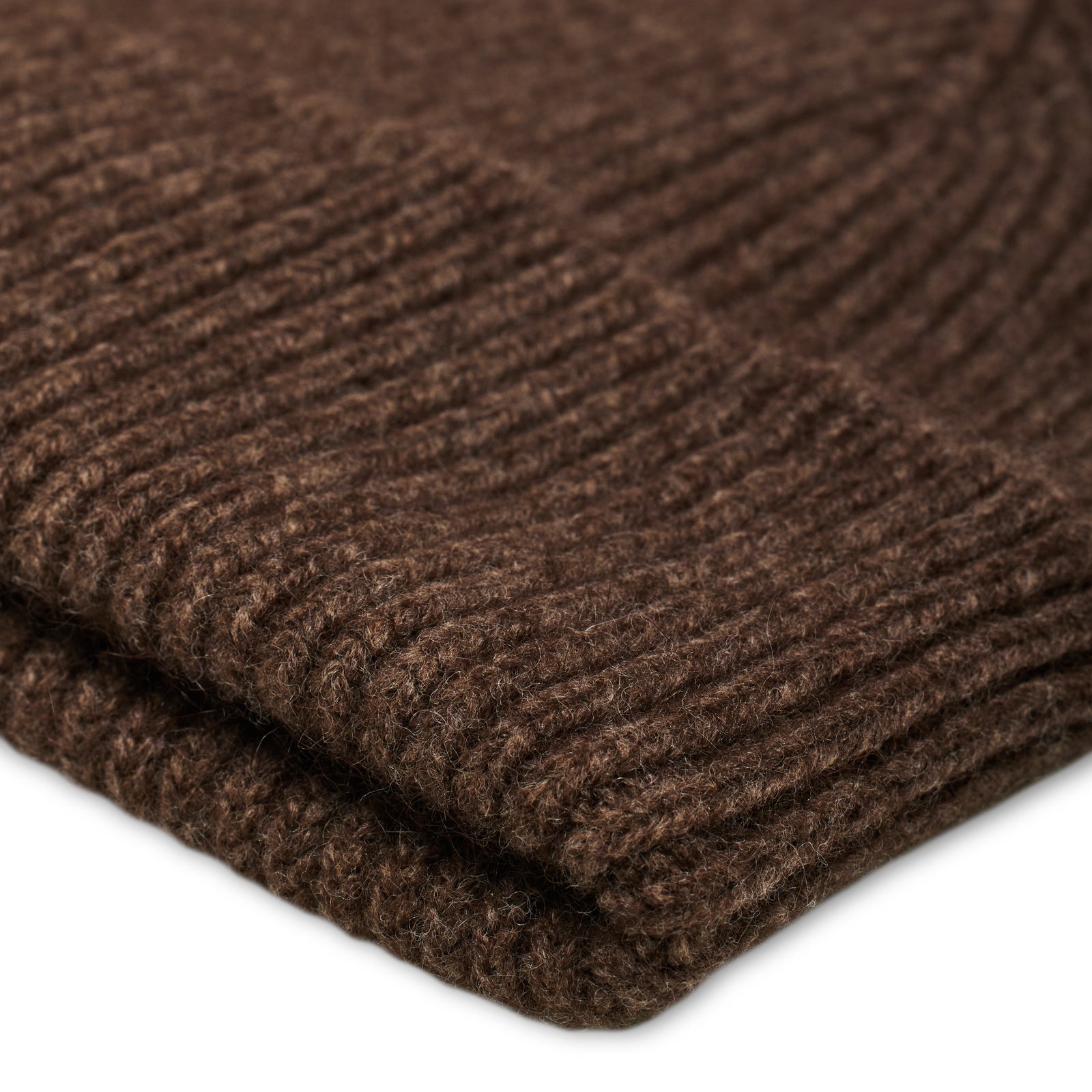 Maille du BONNET CLASSIQUE MOCHA en gros plan macro, tricotée par Robert Mackie of Scotland