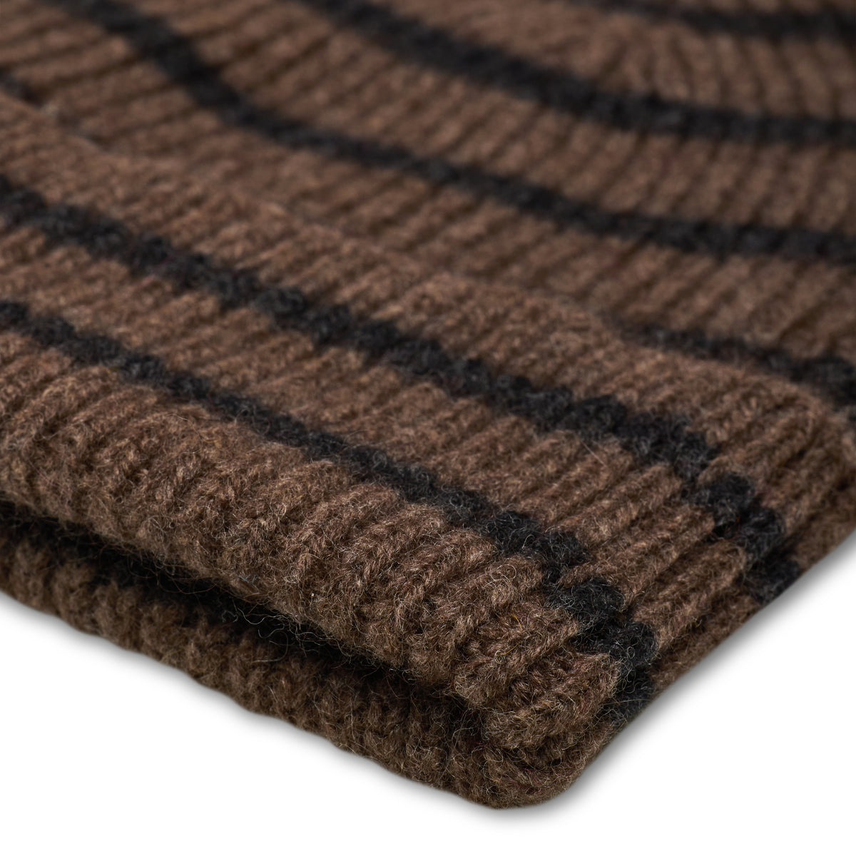 Maille rayée du BONNET RAYE MOCHA/CHARCOAL en gros plan, tricotée par Robert Mackie of Scotland