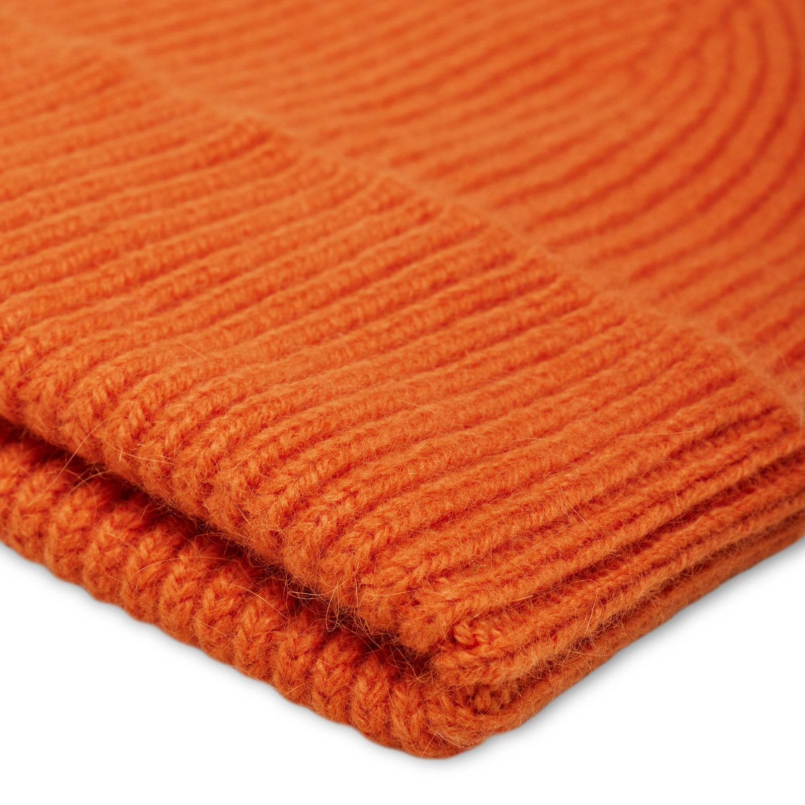 Maille du BONNET CLASSIQUE TURMERIC en gros plan macro, tricotée par Robert Mackie of Scotland