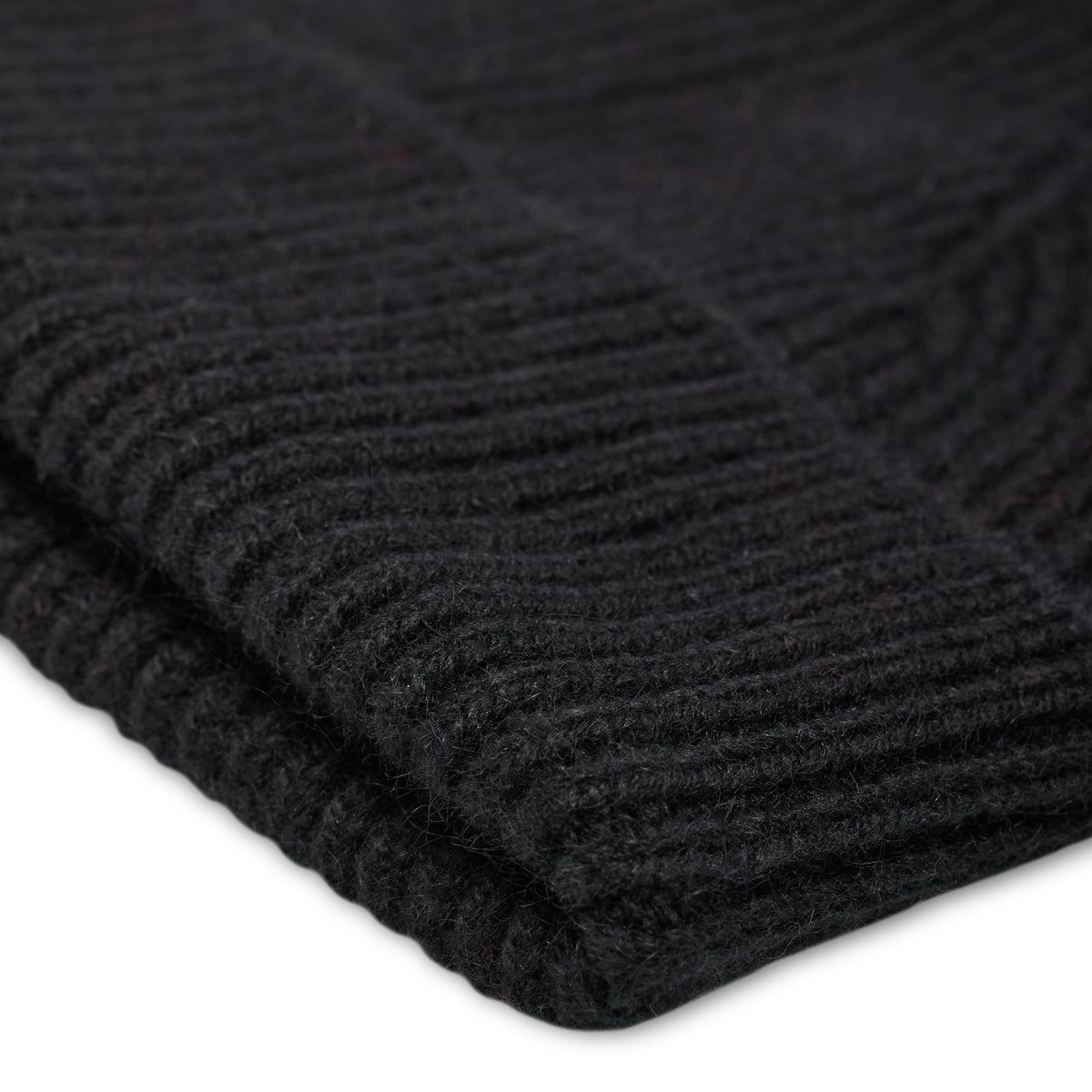 Maille du BONNET CLASSIQUE BLACK en gros plan macro, tricotée par Robert Mackie of Scotland