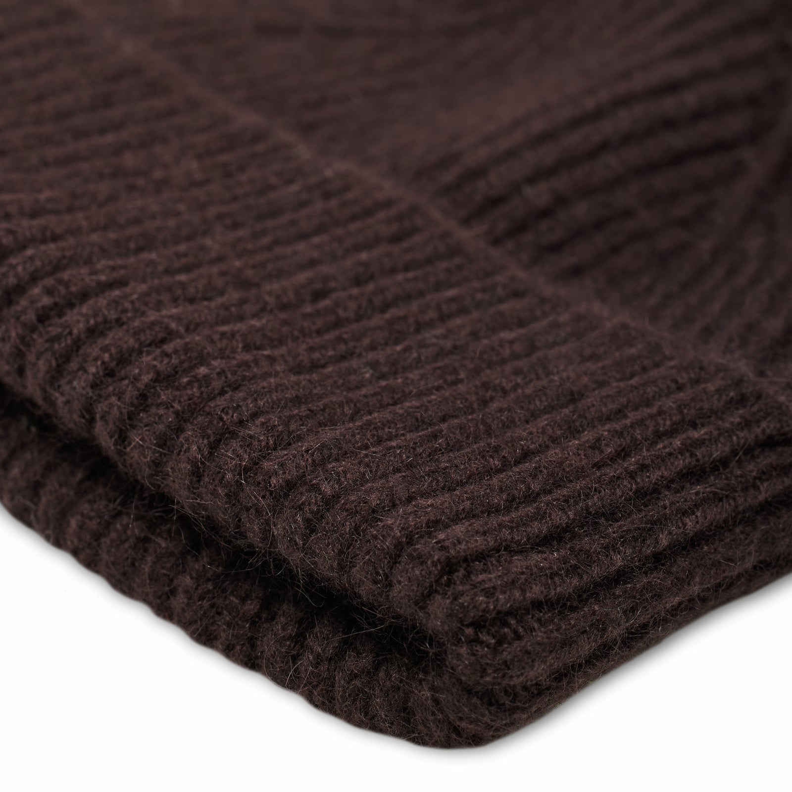 Maille du BONNET CLASSIQUE EBONY en gros plan macro, tricotée par Robert Mackie of Scotland