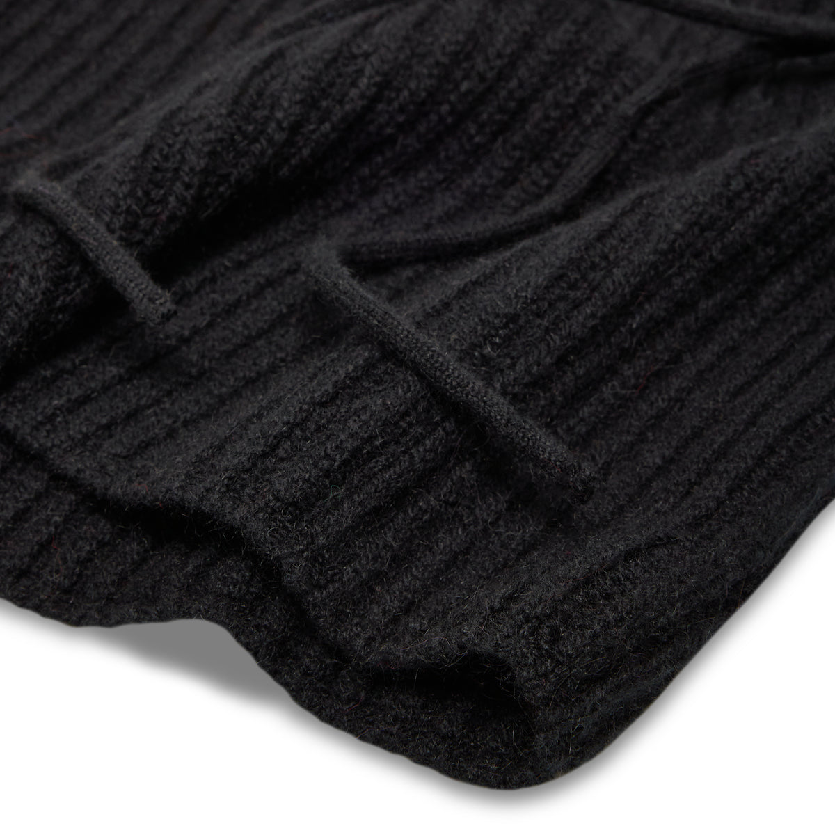 Maille côtelée de la CAGOULE BLACK en gros plan macro, tricotée par Robert Mackie of Scotland