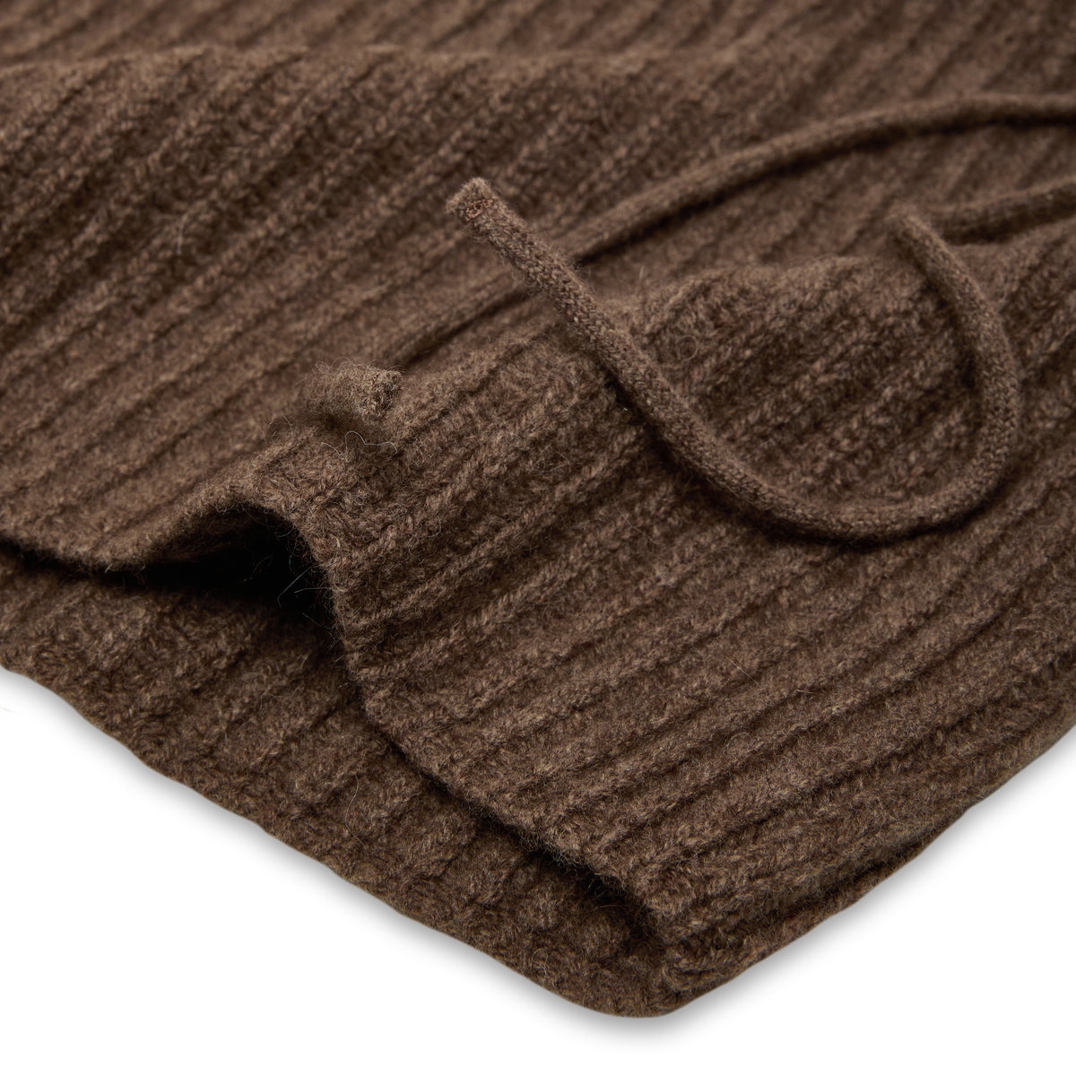 Maille côtelée de la CAGOULE MOCHA en gros plan macro, tricotée par Robert Mackie of Scotland