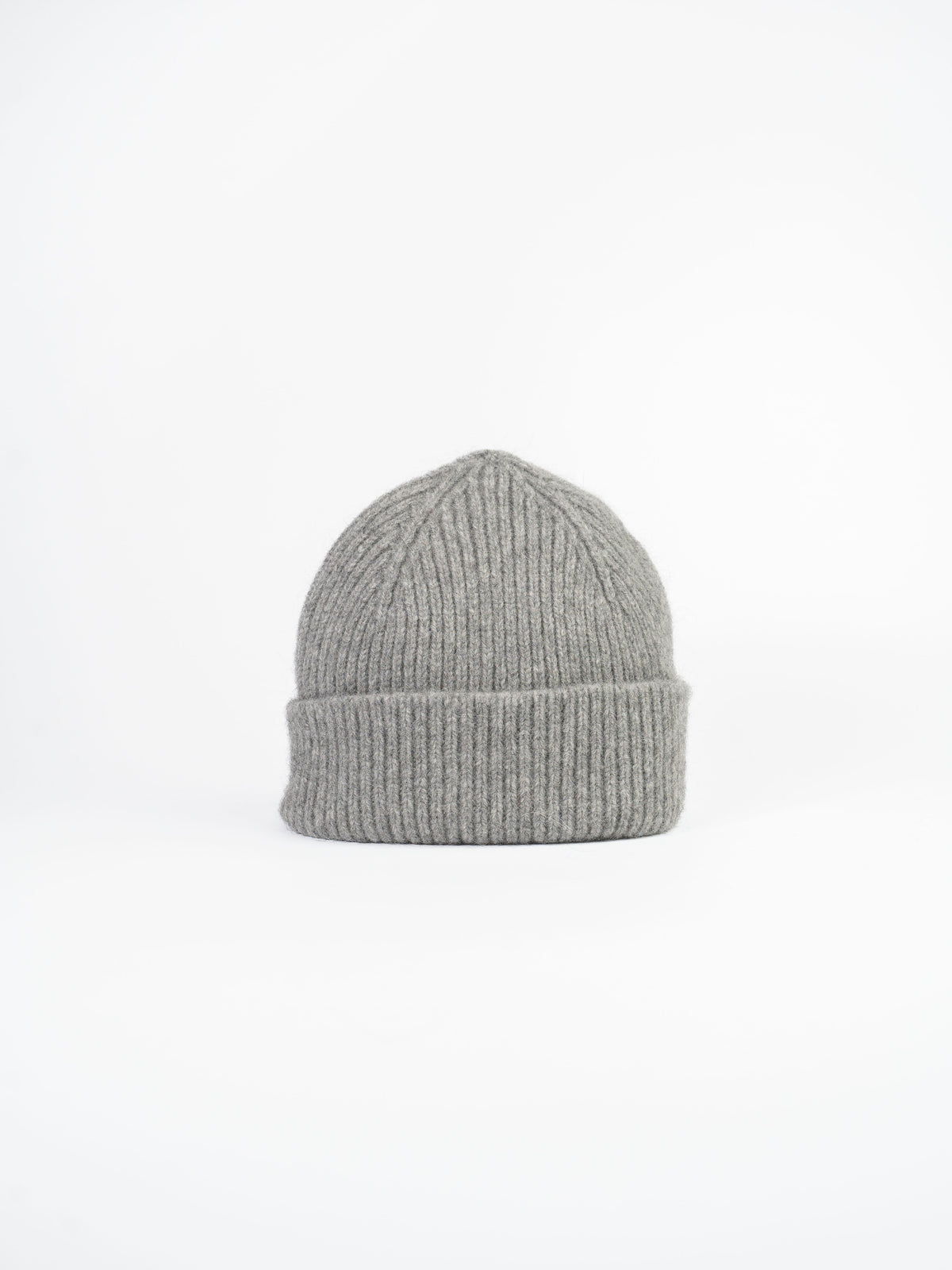 Maille du BONNET CROP MED GREY en gros plan macro, tricotée par Robert Mackie of Scotland