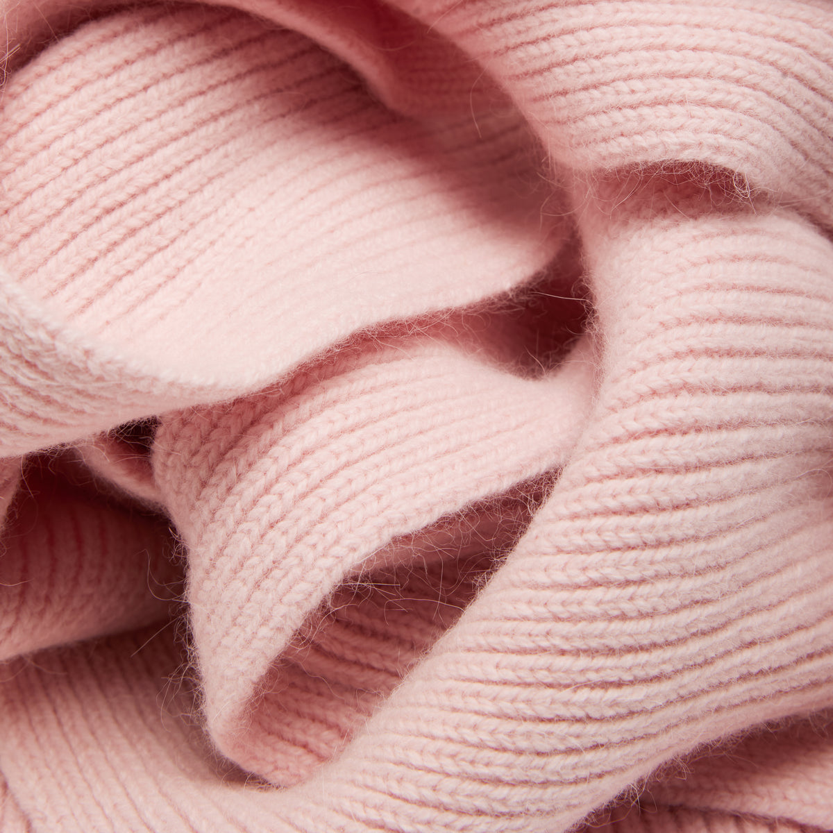 Maille de l'ÉCHARPE CLASSIQUE  MACKIE CANDYFLOSS en gros plan macro, tricotée par Robert Mackie of Scotland