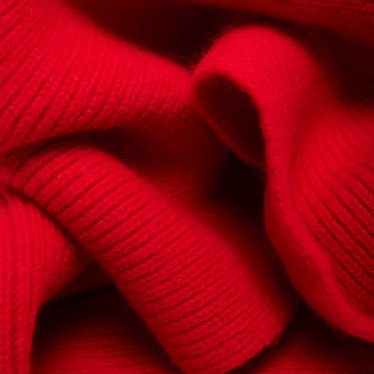 Maille de l'ÉCHARPE CLASSIQUE MACKIE RED en gros plan macro, tricotée par Robert Mackie of Scotland
