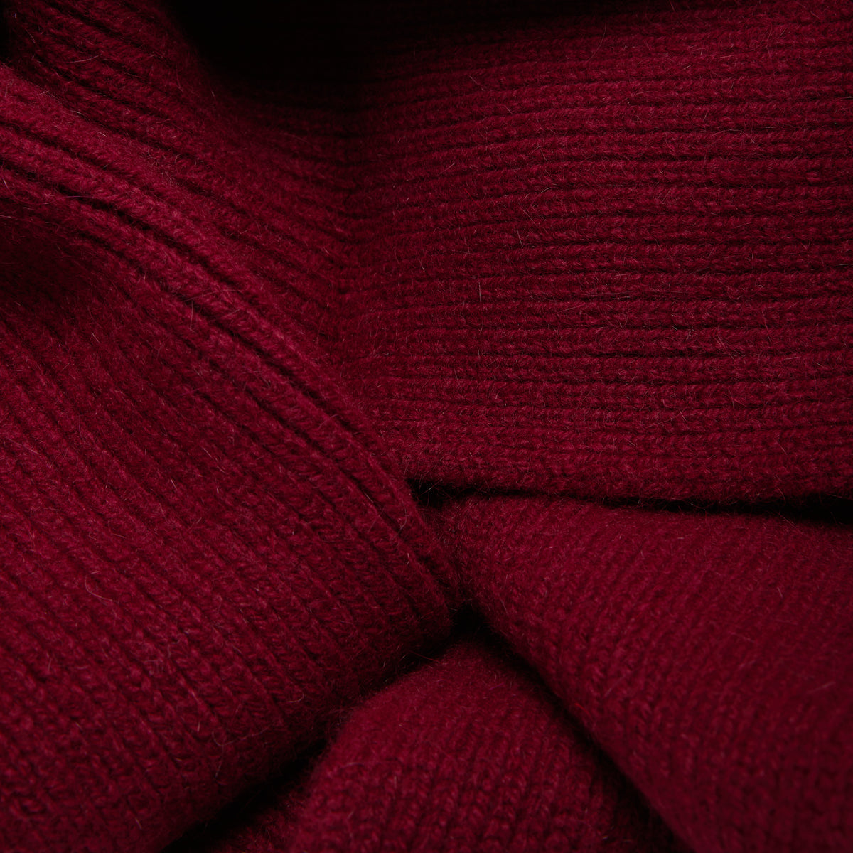 Maille de l'ÉCHARPE CLASSIQUE MACKIE BORDEAUX en gros plan macro, tricotée par Robert Mackie of Scotland