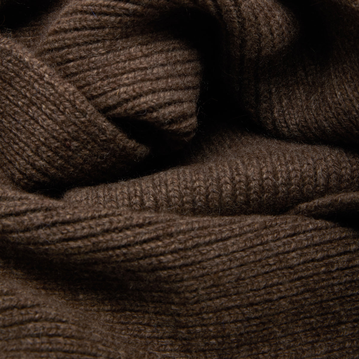 Maille de l'ÉCHARPE CLASSIQUE MACKIE MOCHA en gros plan macro, tricotée par Robert Mackie of Scotland