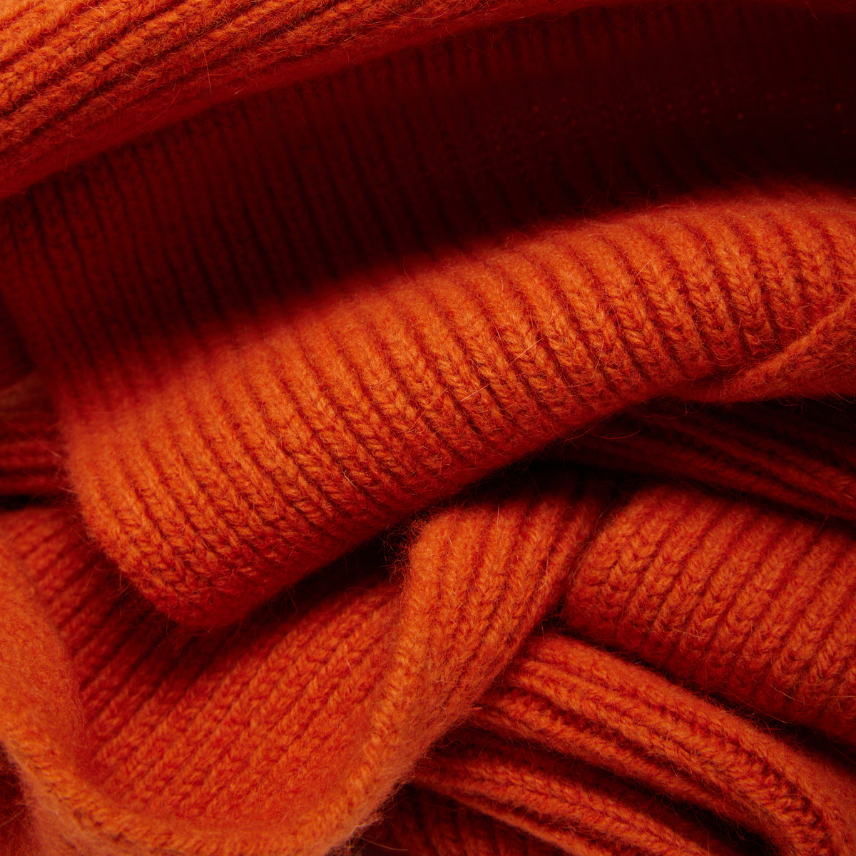 Maille de l'ÉCHARPE CLASSIQUE MACKIE ORANGE GLOW en gros plan macro, tricotée par Robert Mackie of Scotland