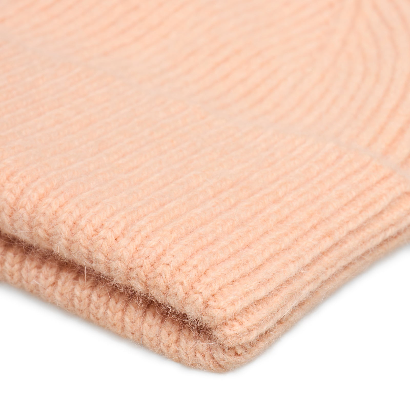 Maille du BONNET CLASSIQUE PEACH en gros plan macro, tricotée par Robert Mackie of Scotland