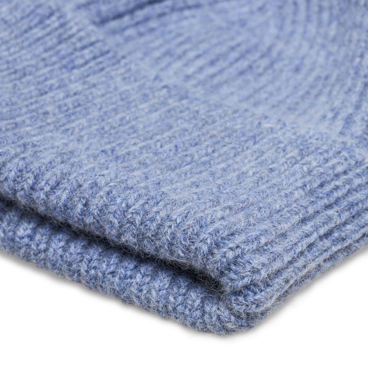 Maille du BONNET CLASSIQUE MACKIE DENIM en gros plan macro, tricotée par Robert Mackie of Scotland