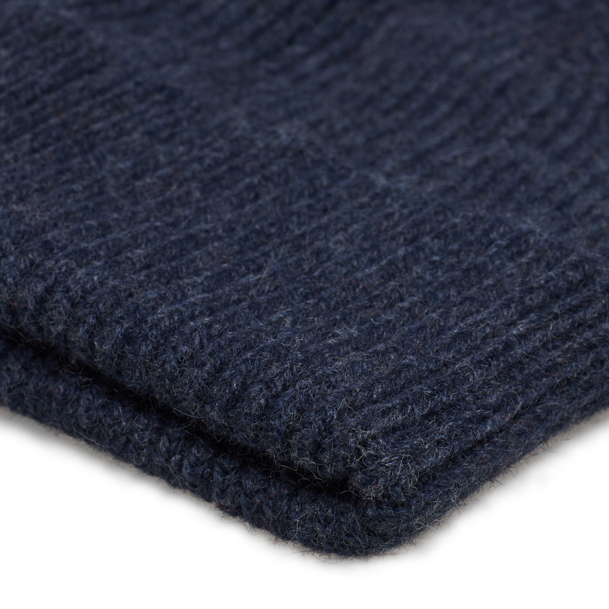 Maille du BONNET CARDIGAN NAVY en gros plan macro, tricotée par Robert Mackie of Scotland