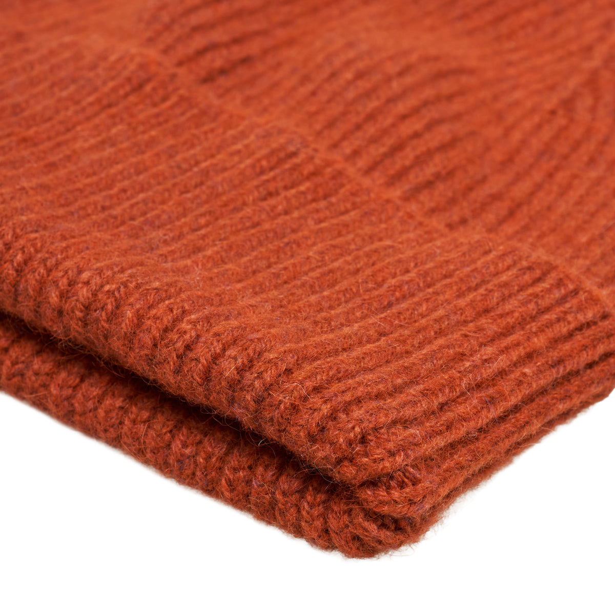 Maille du BONNET CLASSIQUE HENNA en gros plan macro, tricotée par Robert Mackie of Scotland