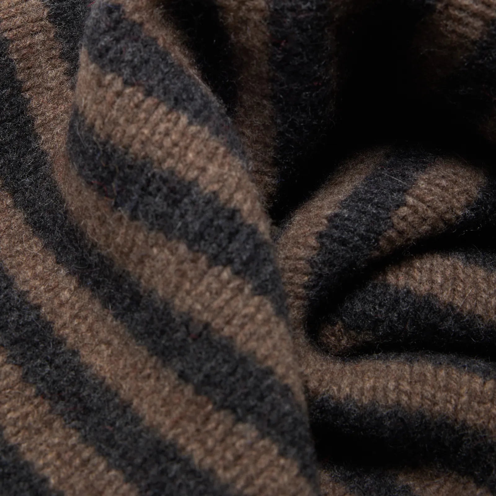 ÉCHARPE TRIANGLE RAYEE MOCHA CHARCOAL