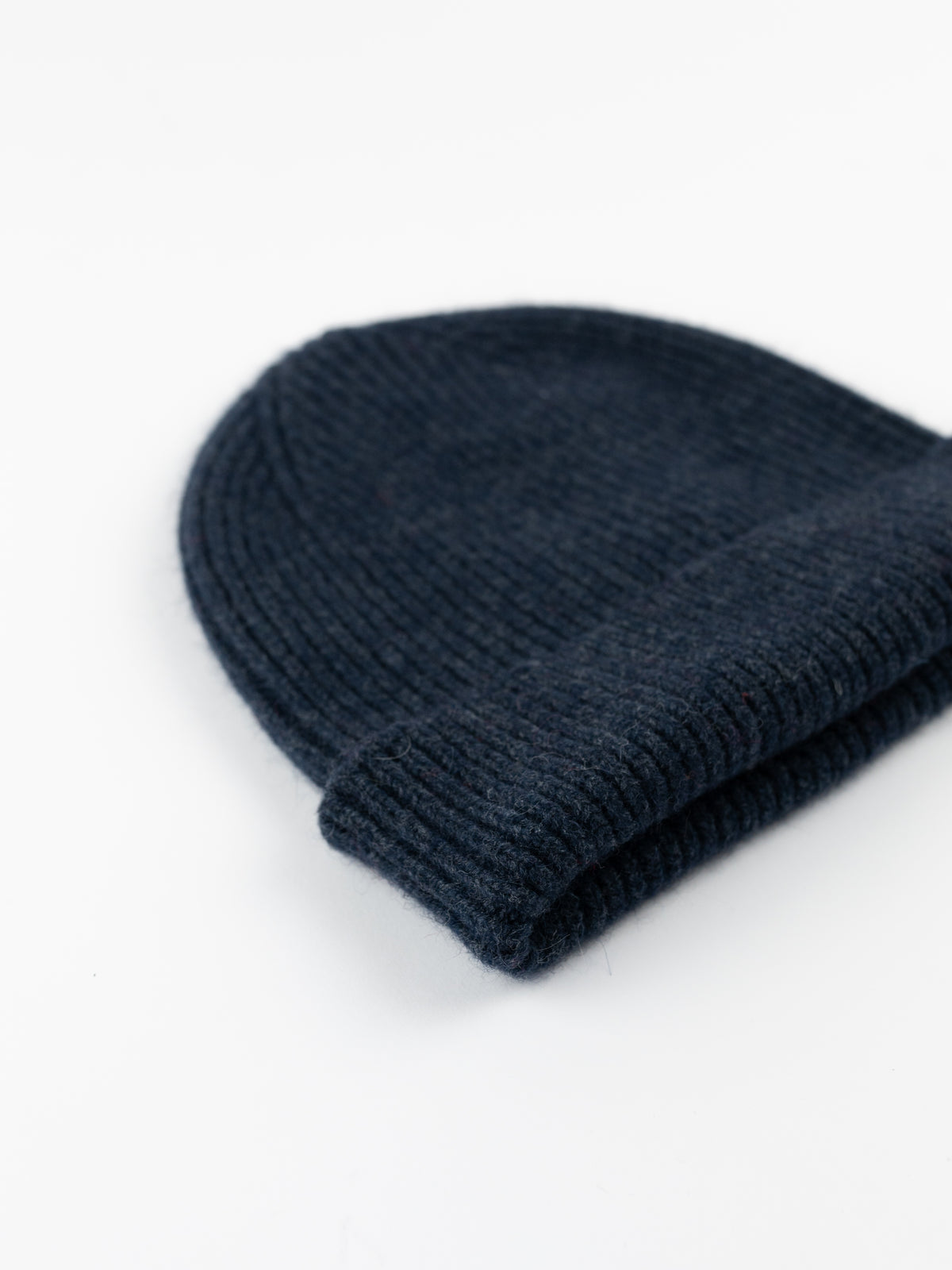 Maille du BONNET CLASSIQUE NAVY MIX en gros plan macro, tricotée par Robert Mackie of Scotland