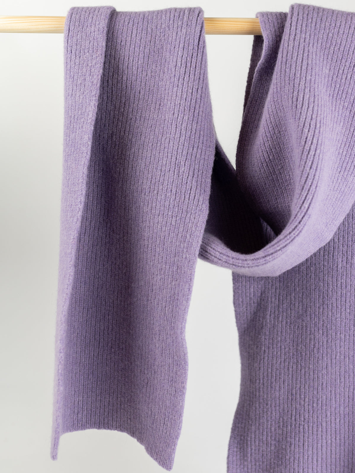 Maille de l'ÉCHARPE CLASSIQUE MACKIE DUSTY LILAC en gros plan macro, tricotée par Robert Mackie of Scotland